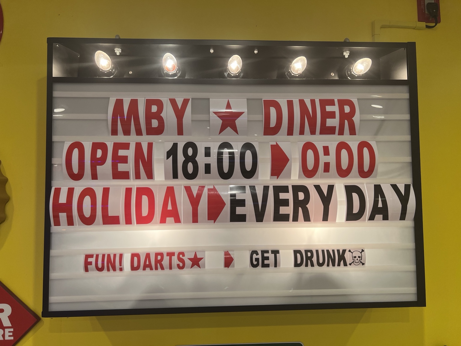 電球が灯るMBY DINERのレターボード