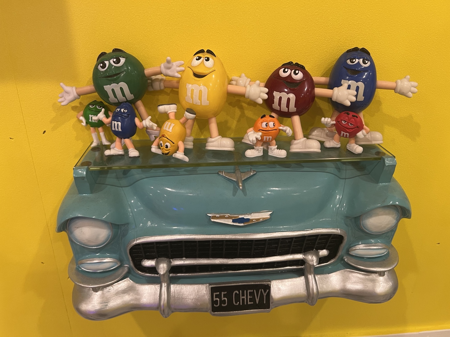 クラシックカー型の棚とカラフルなM＆M’sのフィギュア