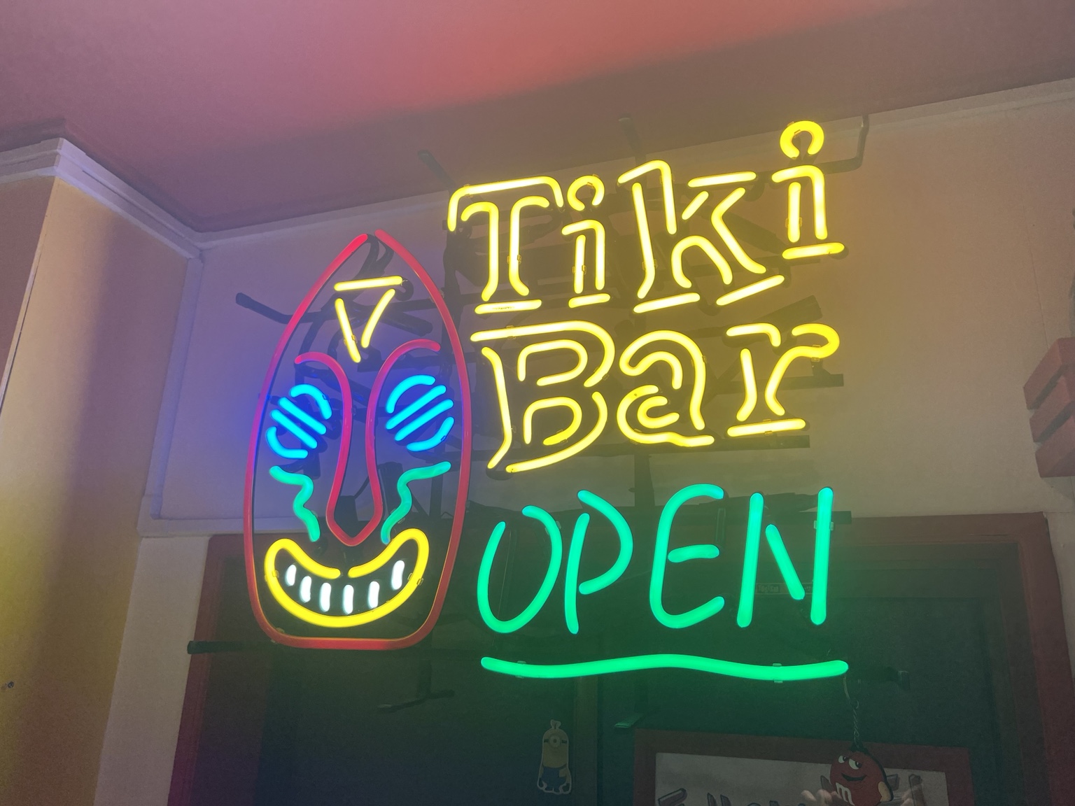 色鮮やかに光るTiki Barのネオンサイン