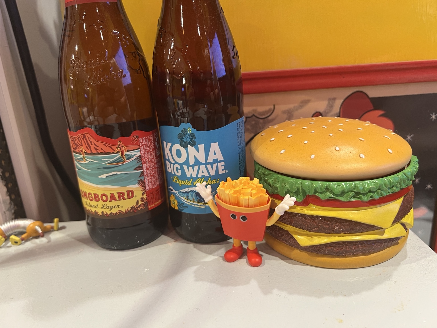 バーガーとポテトのオブジェ、ビールボトルのディスプレイ